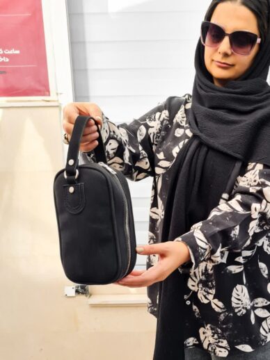 کیف مچی جیر با جنس : جیر بند : مچی تعداد زیپ اصلی : ۱ و تعداد زیپ و جیب های کوچک : _ ابعادش هم : ۲۰*۱۲*۶ مناسب : روزمره مهمونی سفر باکیفیت بالا تقدیمتون میشه : ۲۴۰ ت 😍